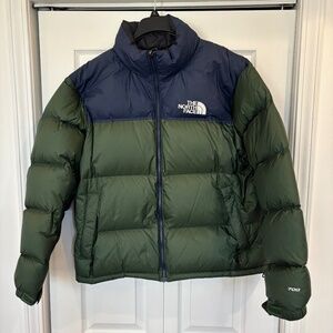 The North Face 96 Retro Nuptse Jacket in Pine Needle / Summit Navy size L